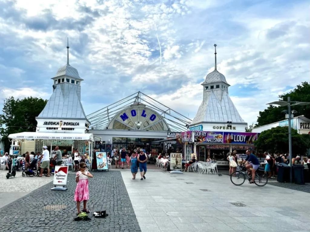 Gdzie jechać z dzieckiem nad morze? Odkryj najlepsze miejsca dla rodzin