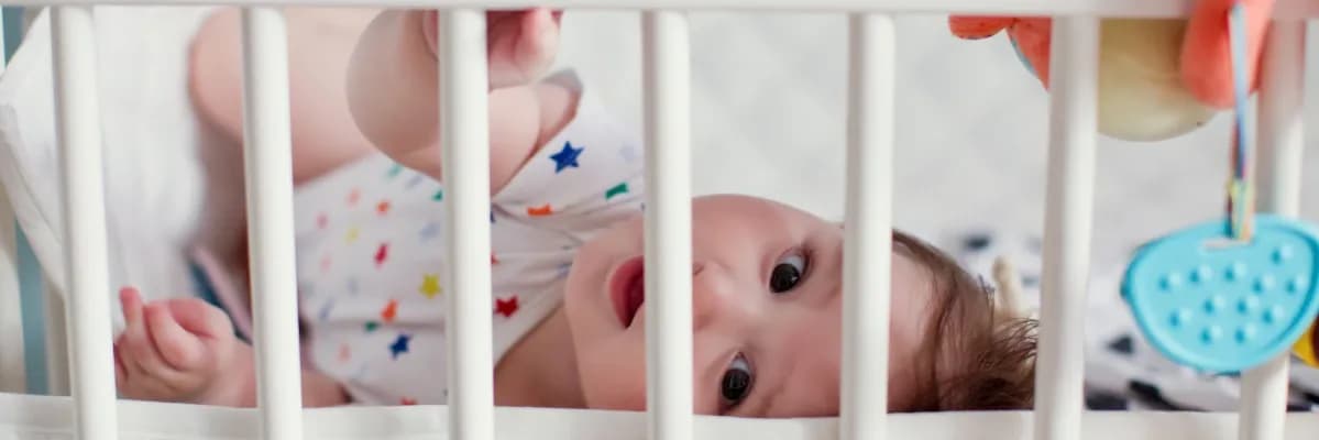 Jak nauczyć dziecko zasypiać w łóżeczku bez stresu i łez