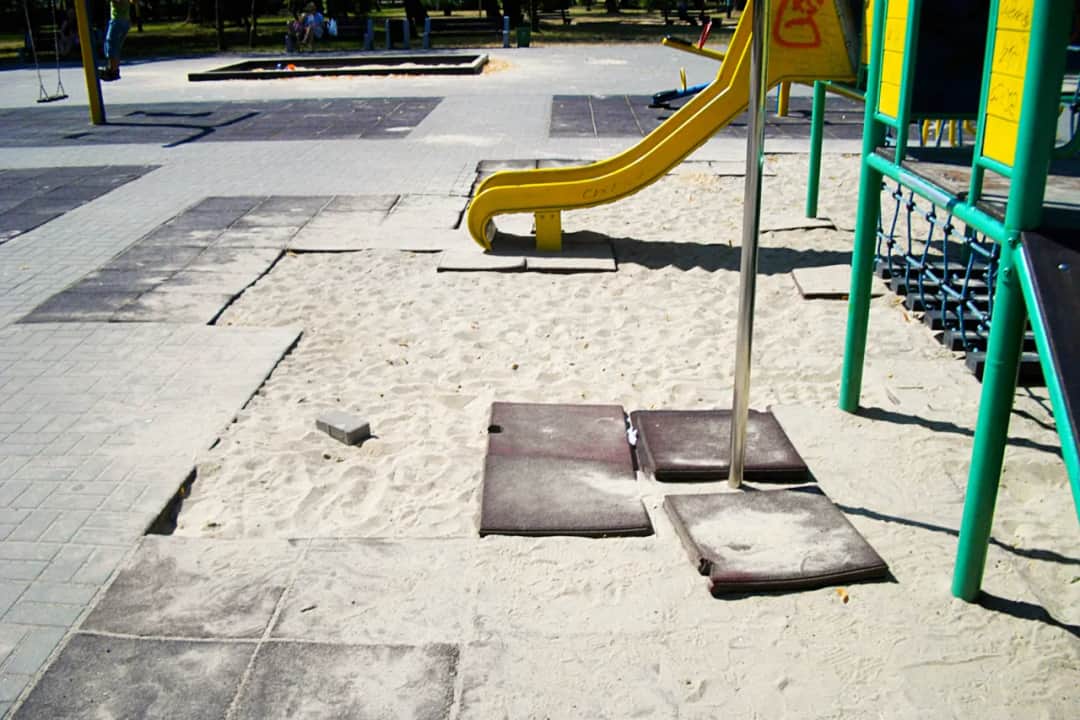 Jak reagować na placu zabaw, aby zapewnić bezpieczeństwo dziecku