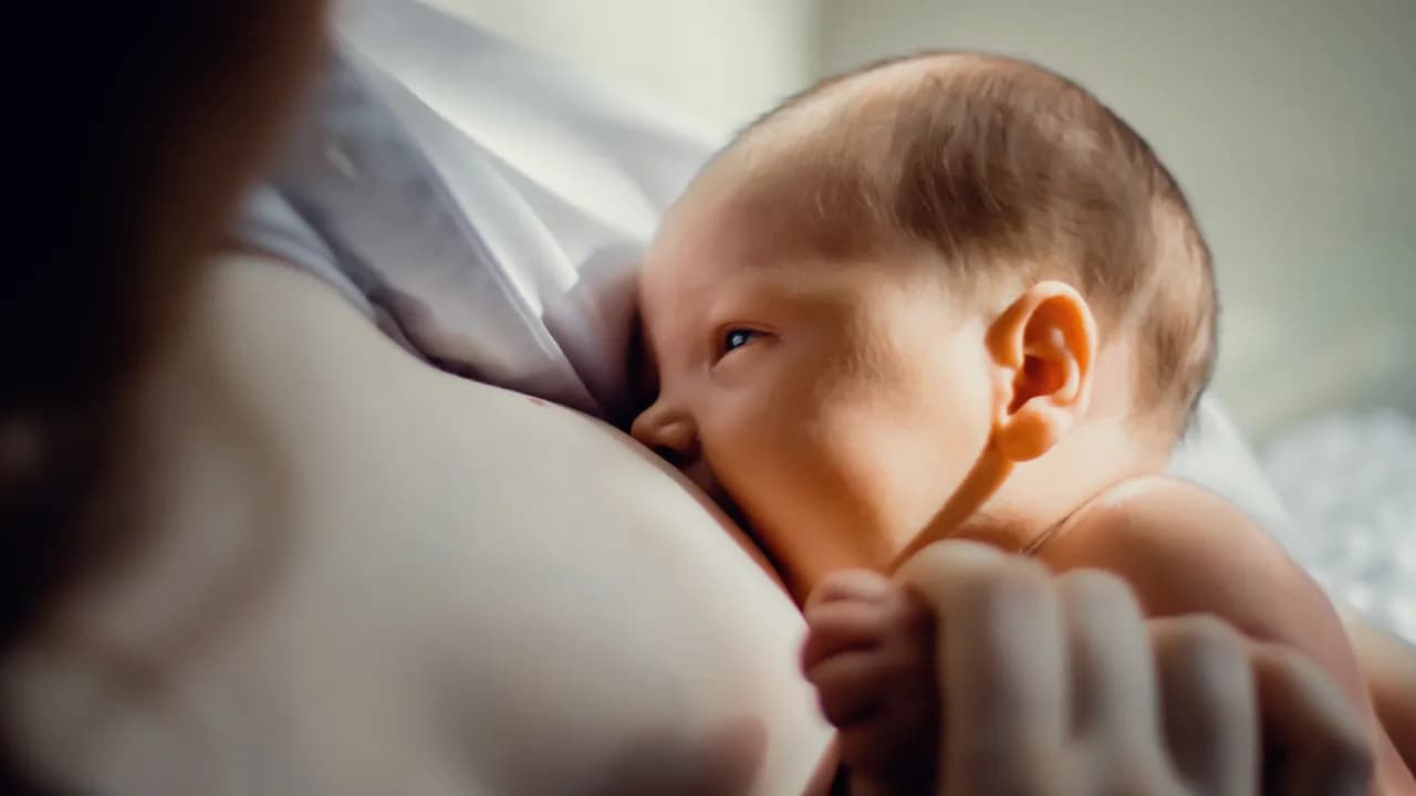 Czemu dziecku się ulewa? Poznaj przyczyny i sposoby na ulgę